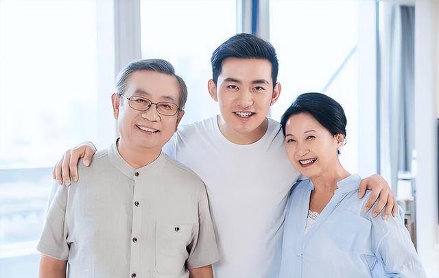 人到中年发现,独生家庭有三张底牌,晚年可能比多子女家庭过得好
