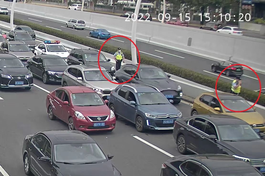 8旬阿婆误入车流如织的中环高速路，民警迅速救援休闲区蓝鸢梦想 - Www.slyday.coM
