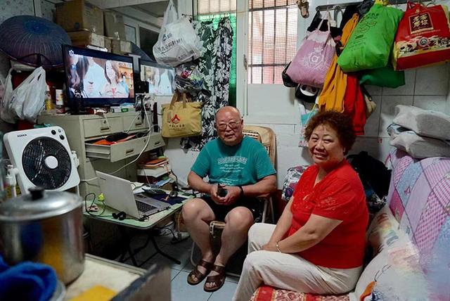 张扎根和妻子在虹口区霍山路的家。受访者供图