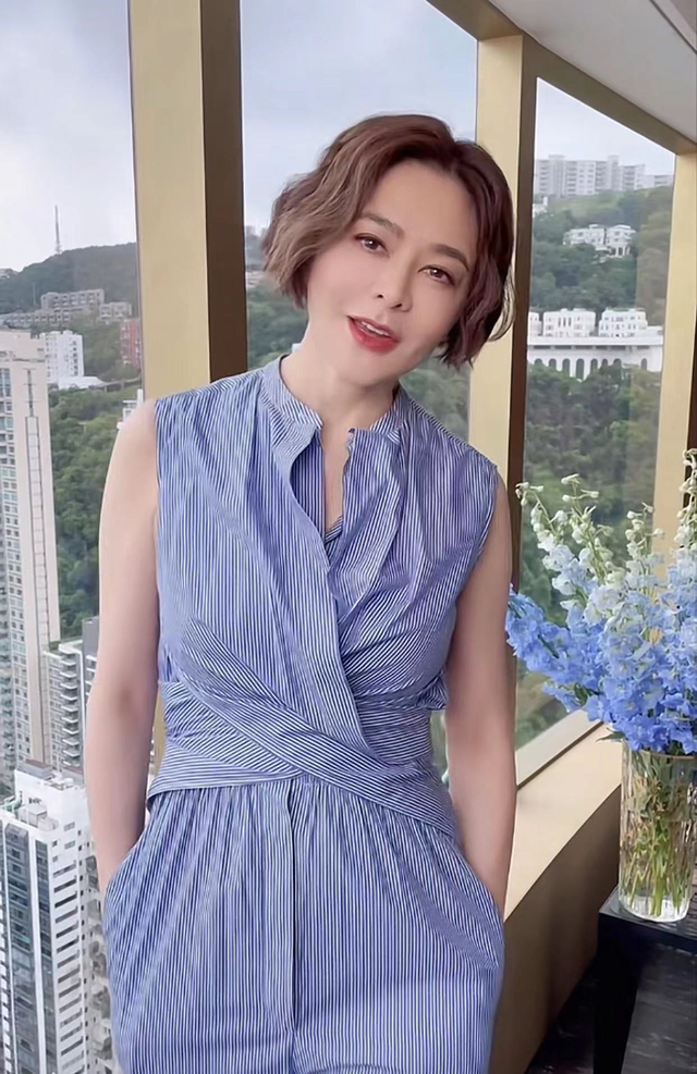 照片里,关之琳穿着绑腿凉鞋,以及价值4.