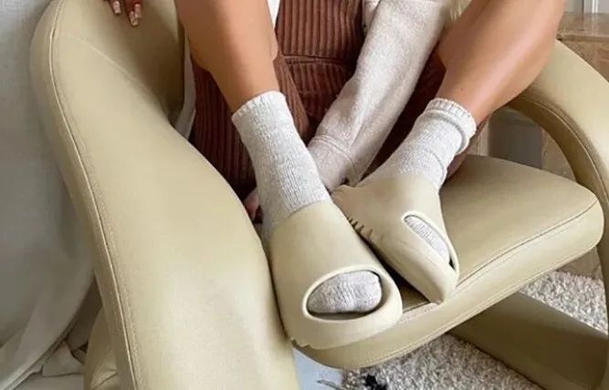 穿拖鞋上课的当代大学生，是这个世界上没你在乎的人了吗 ​？休闲区蓝鸢梦想 - Www.slyday.coM