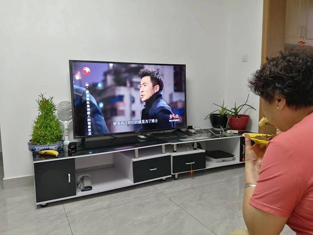张扎根妻子在奉贤新家看电视。受访者供图