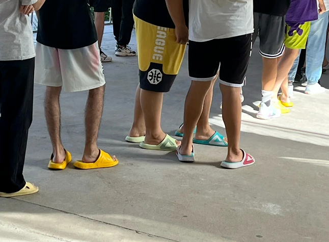 穿拖鞋上课的当代大学生，是这个世界上没你在乎的人了吗 ​？休闲区蓝鸢梦想 - Www.slyday.coM