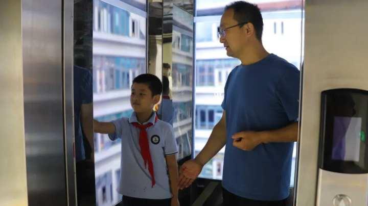 杭州四年级男生被困电梯，上演“教科书式”自救，就因为参加过这个特训营休闲区蓝鸢梦想 - Www.slyday.coM