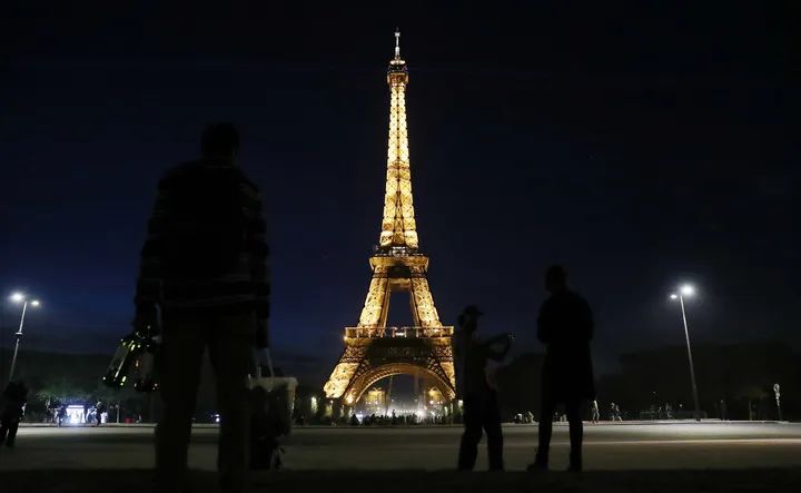 9月22日，仍在亮灯的法国巴黎地标性建筑——埃菲尔铁塔。图片来源：新华社