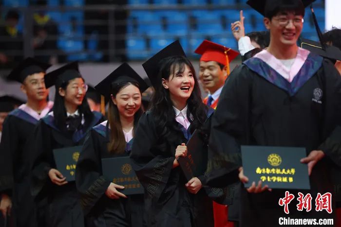 2022年6月21日，江苏南京，南京航空航天大学的毕业生们登台领取毕业证书。中新社记者 泱波 摄