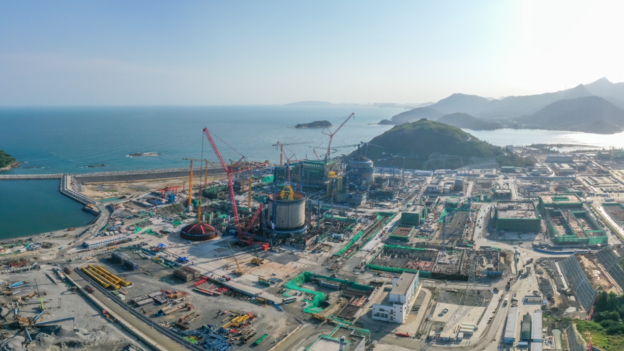 中广核广东太平岭核电项目华龙一号2号机组核岛穹顶吊装顺利完成|核