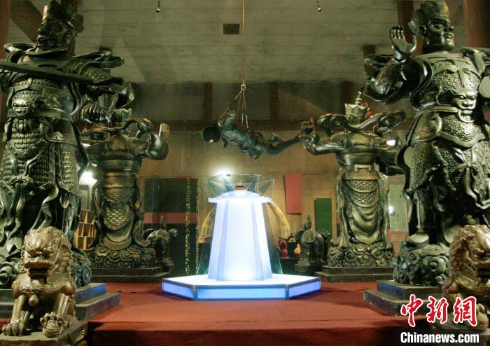 “中国内地电影展2022”将于10月18日至11月26日在港举行。图为《疯狂的石头》剧照。　香港特区政府新闻网 供图