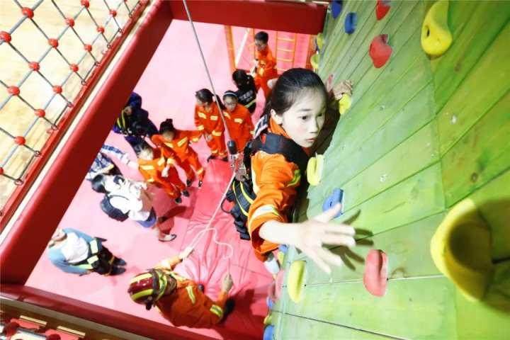 杭州四年级男生被困电梯，上演“教科书式”自救，就因为参加过这个特训营休闲区蓝鸢梦想 - Www.slyday.coM