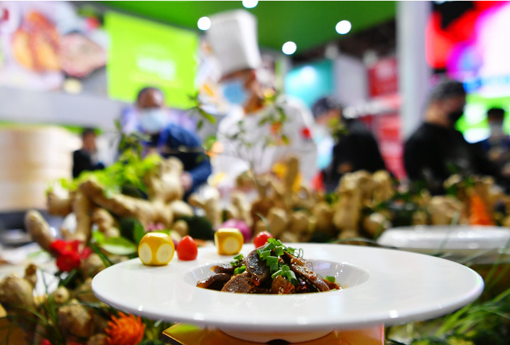 在2021中国预制菜产业大会暨展会现场，参展商展示的菜品。新华社记者 魏培全 摄于2021年12月2日
