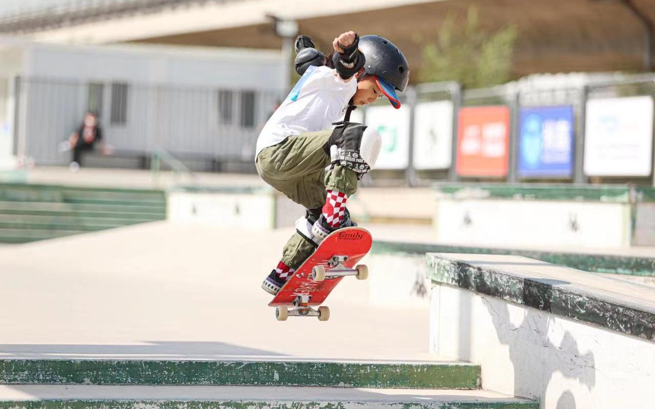 一名小选手在滑板表演赛中.&nbsp; 主办方供图