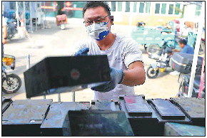 废铅蓄电池回收员：每天12小时工作排得满满当当休闲区蓝鸢梦想 - Www.slyday.coM