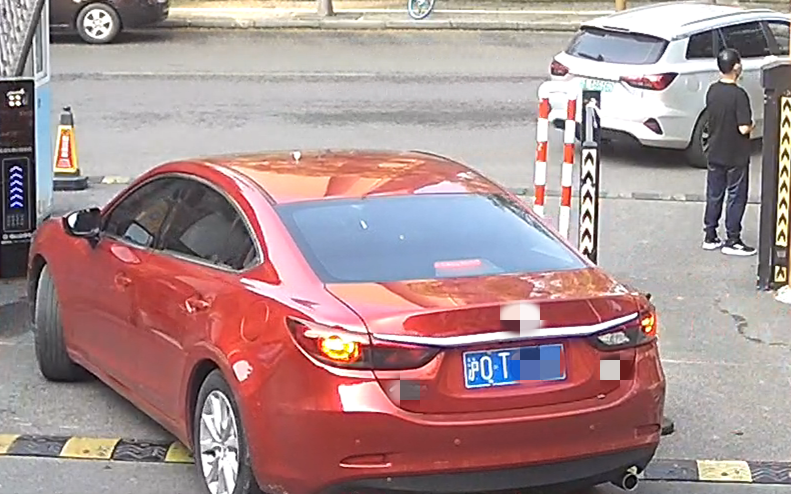 车牌一夜间“沪C1”变“沪0T”，原是被人“整了活”休闲区蓝鸢梦想 - Www.slyday.coM