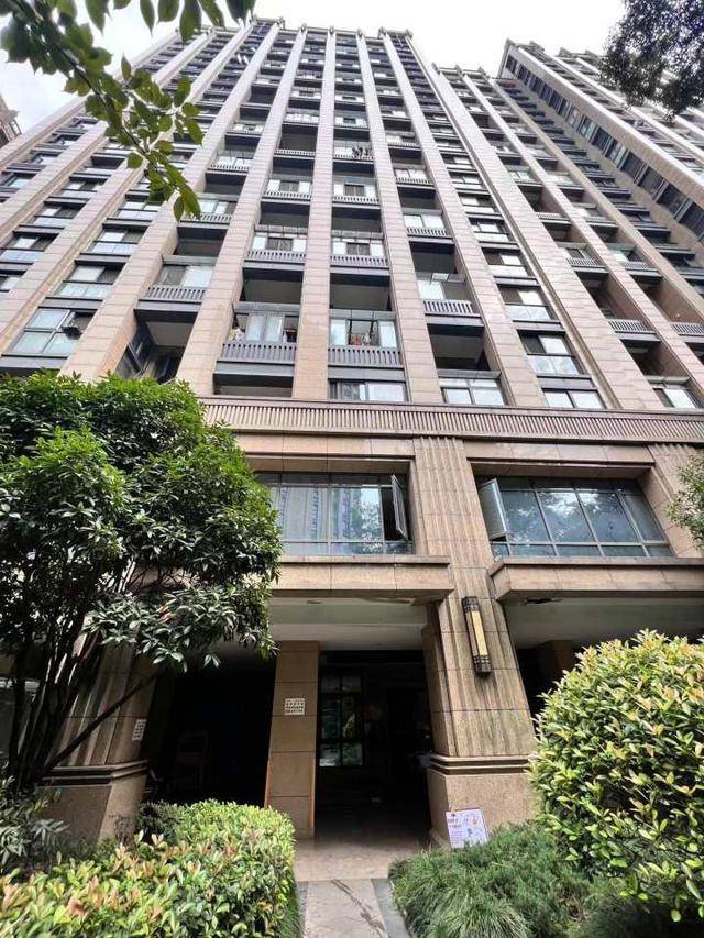 杭州一小区24楼掉下一条哈士奇，砸伤楼下老人孩子休闲区蓝鸢梦想 - Www.slyday.coM