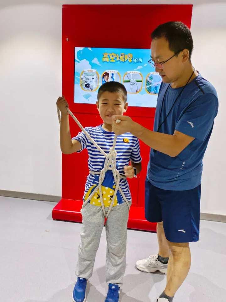 杭州四年级男生被困电梯，上演“教科书式”自救，就因为参加过这个特训营休闲区蓝鸢梦想 - Www.slyday.coM
