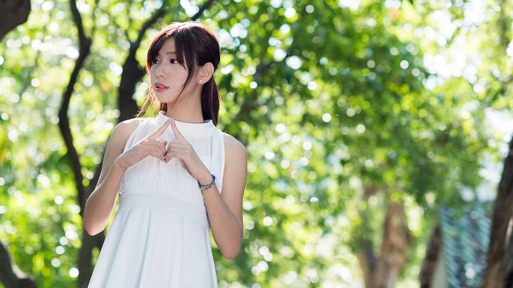 暗恋你的女人，一般会给你三个信号，别傻傻地错过了休闲区蓝鸢梦想 - Www.slyday.coM