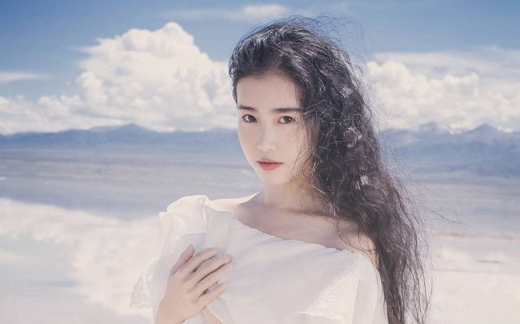 暗恋你的女人，一般会给你三个信号，别傻傻地错过了休闲区蓝鸢梦想 - Www.slyday.coM