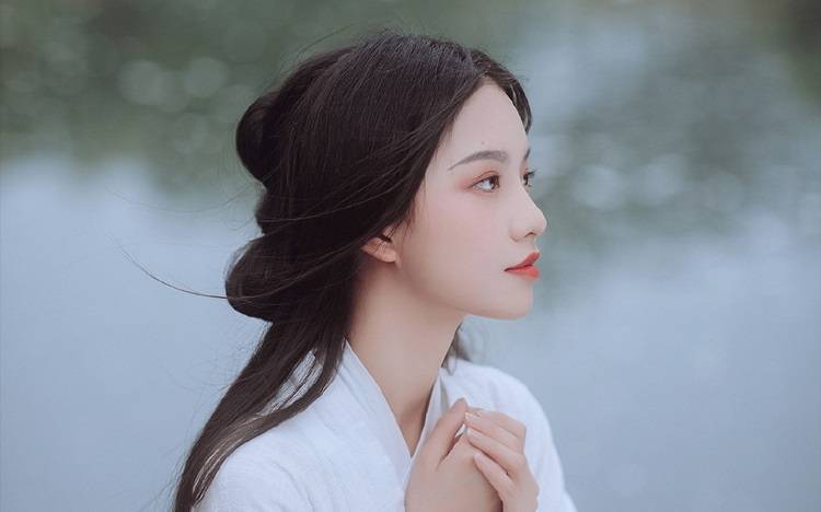 暗恋你的女人，一般会给你三个信号，别傻傻地错过了休闲区蓝鸢梦想 - Www.slyday.coM