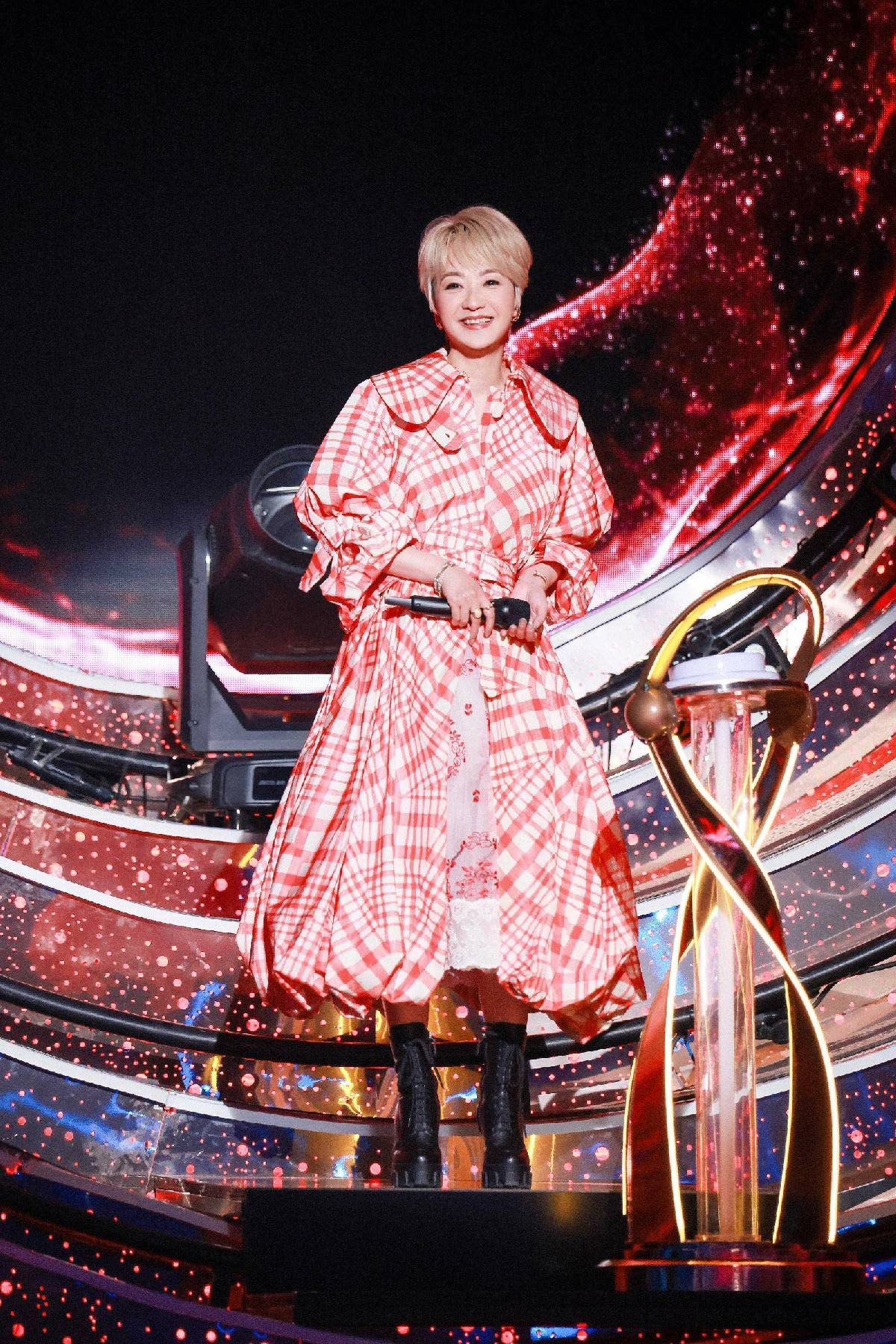 陈慧娴说《我们的歌》4像军训 合唱《飞花》再现经典休闲区蓝鸢梦想 - Www.slyday.coM 陈慧娴说《我们的歌》4像军训 合唱《飞花》再现经典休闲区蓝鸢梦想 - Www.slyday.coM