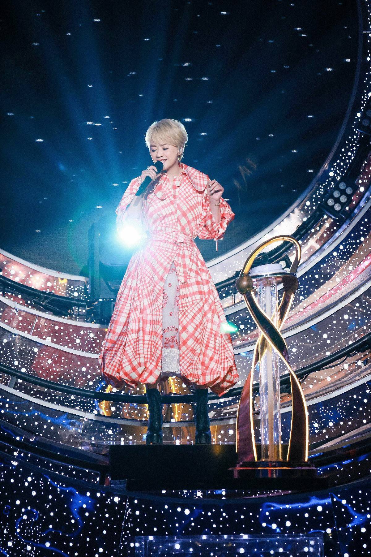 陈慧娴说《我们的歌》4像军训 合唱《飞花》再现经典休闲区蓝鸢梦想 - Www.slyday.coM 陈慧娴说《我们的歌》4像军训 合唱《飞花》再现经典休闲区蓝鸢梦想 - Www.slyday.coM