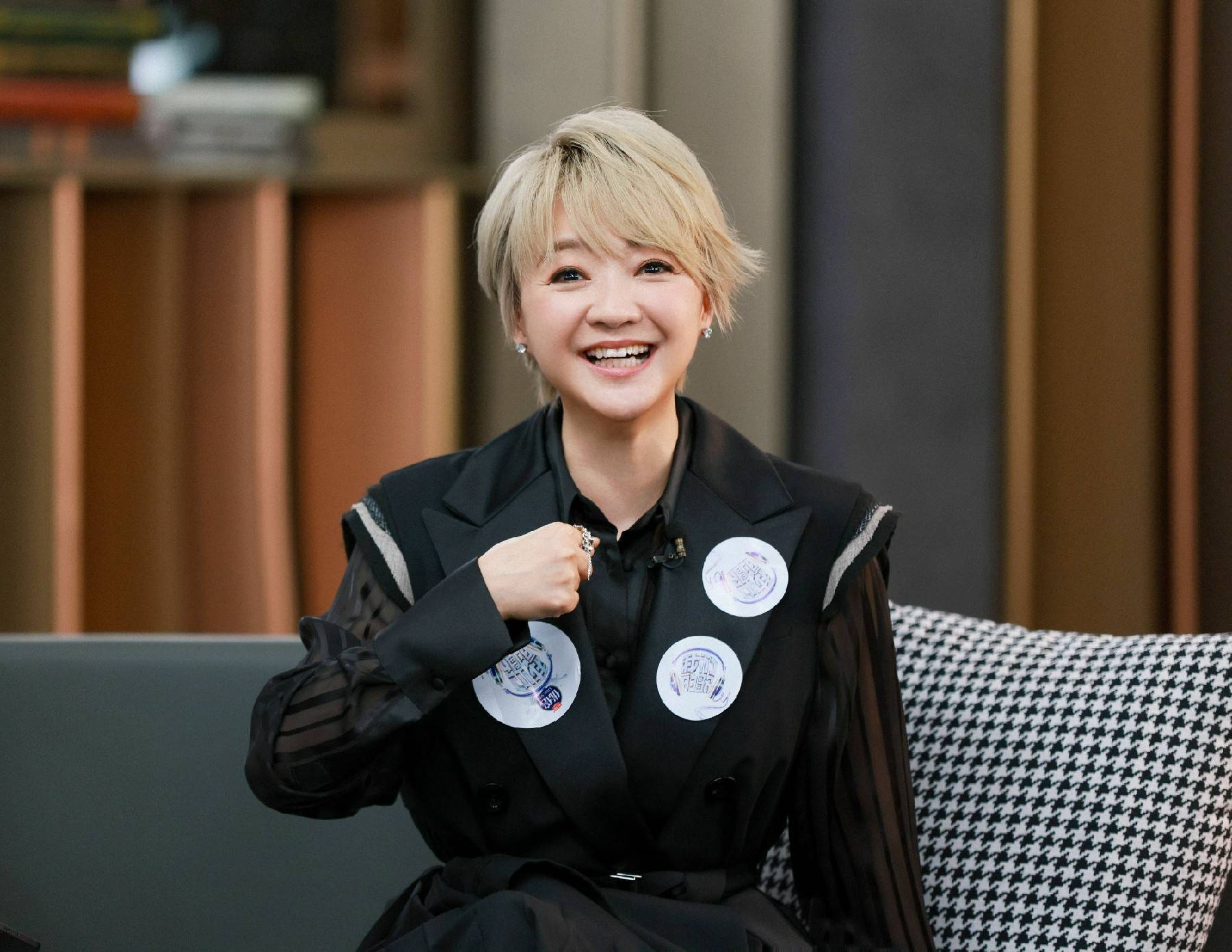 陈慧娴说《我们的歌》4像军训 合唱《飞花》再现经典休闲区蓝鸢梦想 - Www.slyday.coM 陈慧娴说《我们的歌》4像军训 合唱《飞花》再现经典休闲区蓝鸢梦想 - Www.slyday.coM