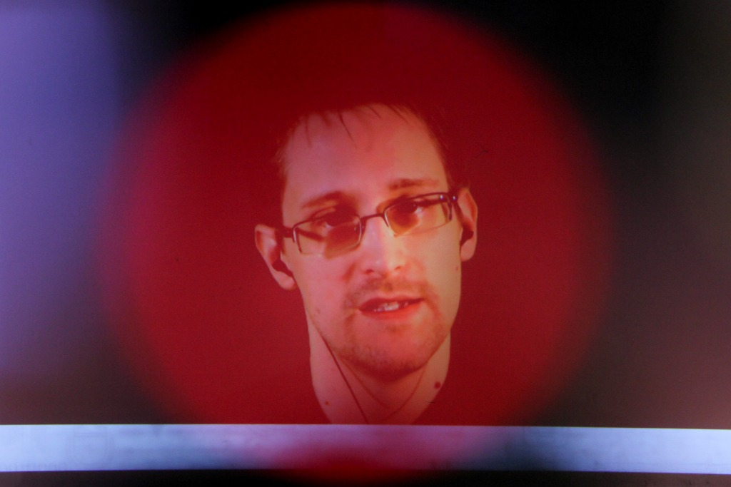 2015年3月18日,在德国汉诺威,大屏幕上显示斯诺登接受采访的画面.