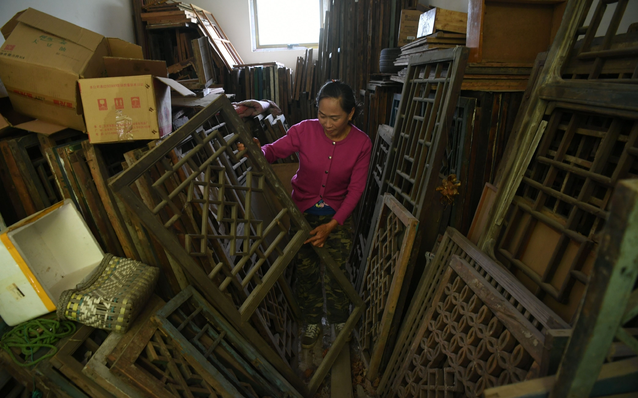木格窗是祁淑芬藏品中最多的，大概有几千件。新京报记者 王颖 摄
