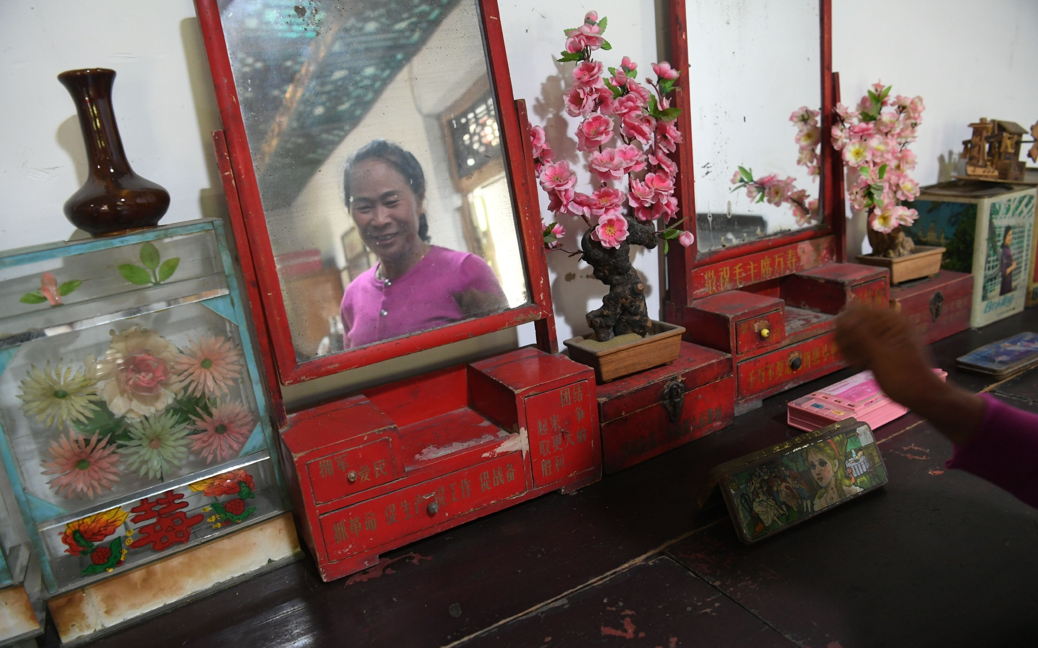 帽儿镜、塑料花、饼干盒，在物质匮乏的年代，都是乡村人家值得炫耀的摆设。新京报记者王颖 摄