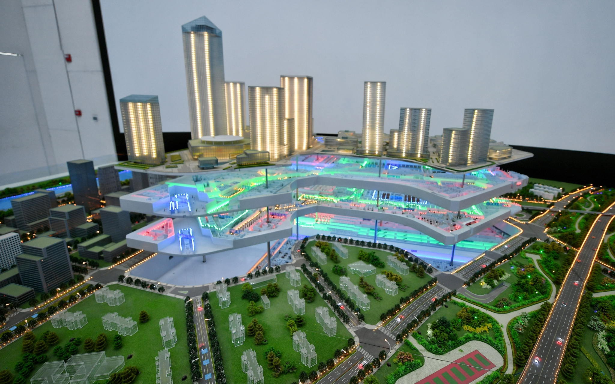 沙盘模型展示了北京城市副中心站综合交通枢纽的结构.