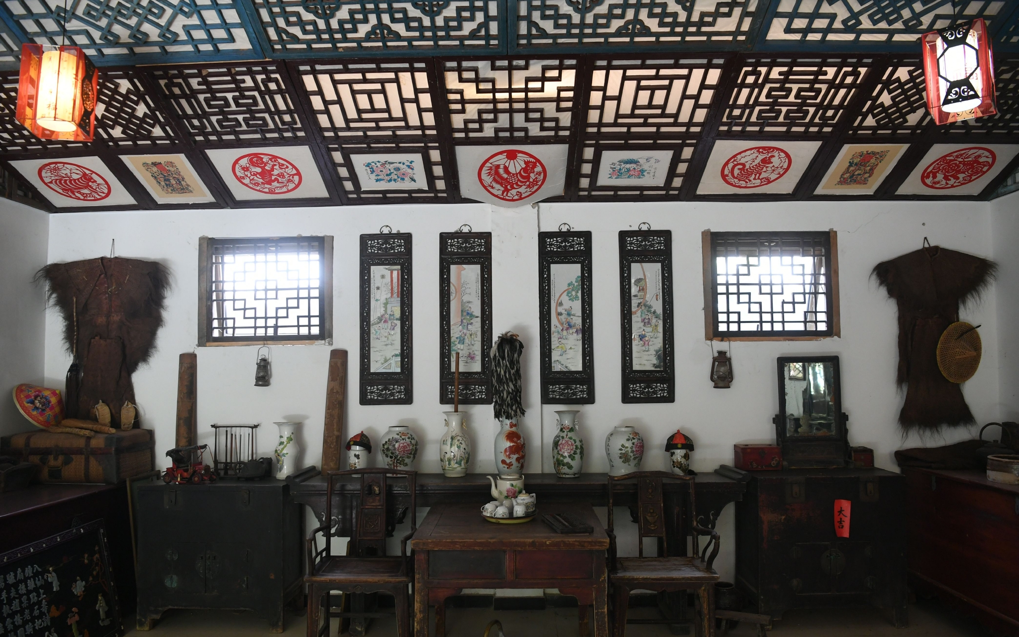 木格窗、方桌、太师椅、瓷瓶、瓷茶壶……祁淑芬的“博物馆”里，到处都是过去的老物件。新京报记者 王颖 摄