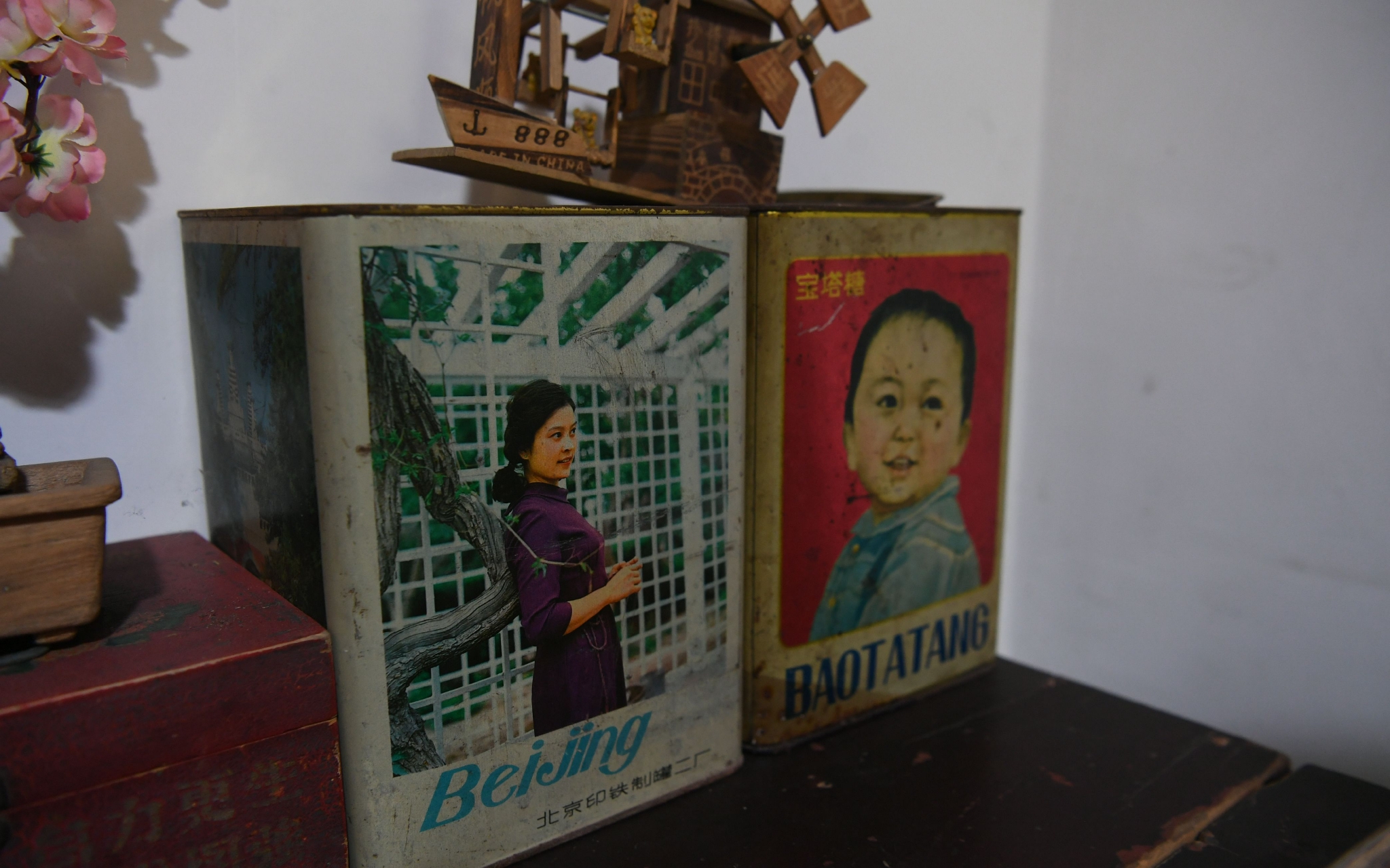 帽儿镜、塑料花、饼干盒，在物质匮乏的年代，都是乡村人家值得炫耀的摆设。新京报记者王颖?摄