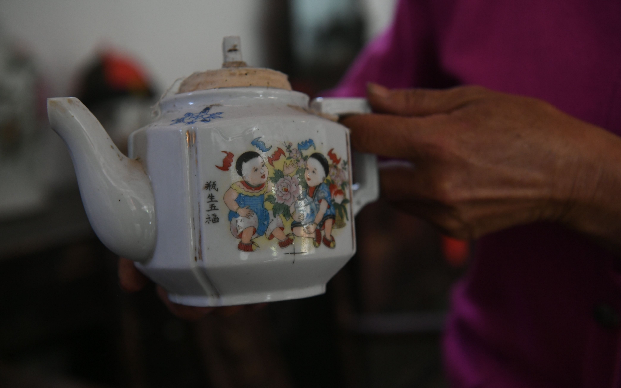 五福茶壶，捡回来时壶身脏得看不出图案，洗了好多遍才洗干净。新京报记者 王颖 摄