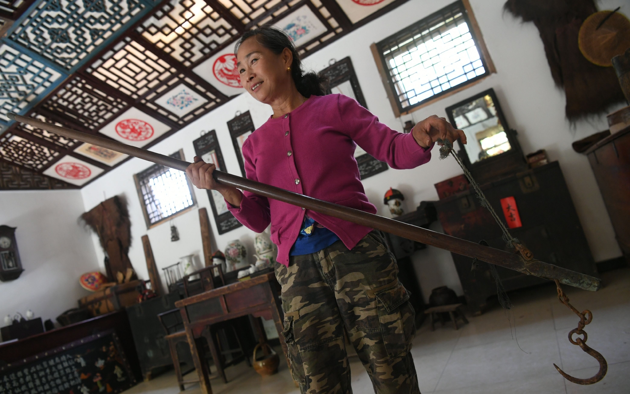 紫檀的秤杆，虽然没有成套的秤砣，依然还是祁淑芬最喜欢的藏品。新京报记者?王颖?摄