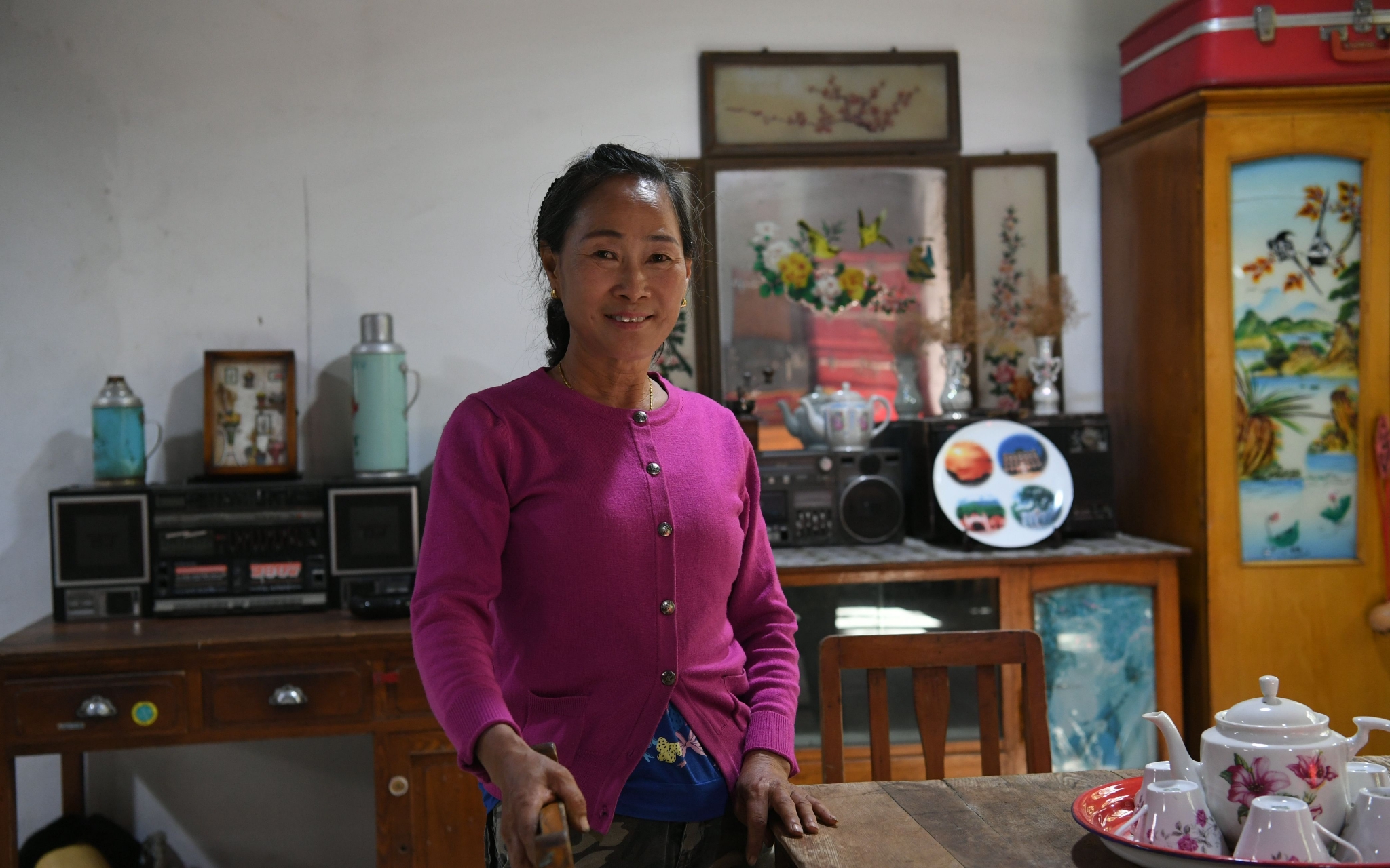 搪瓷茶盘、瓷茶壶、印花镜子、双卡录音机，每一个老物件，都是一段生活的记录。新京报记者?王颖?摄