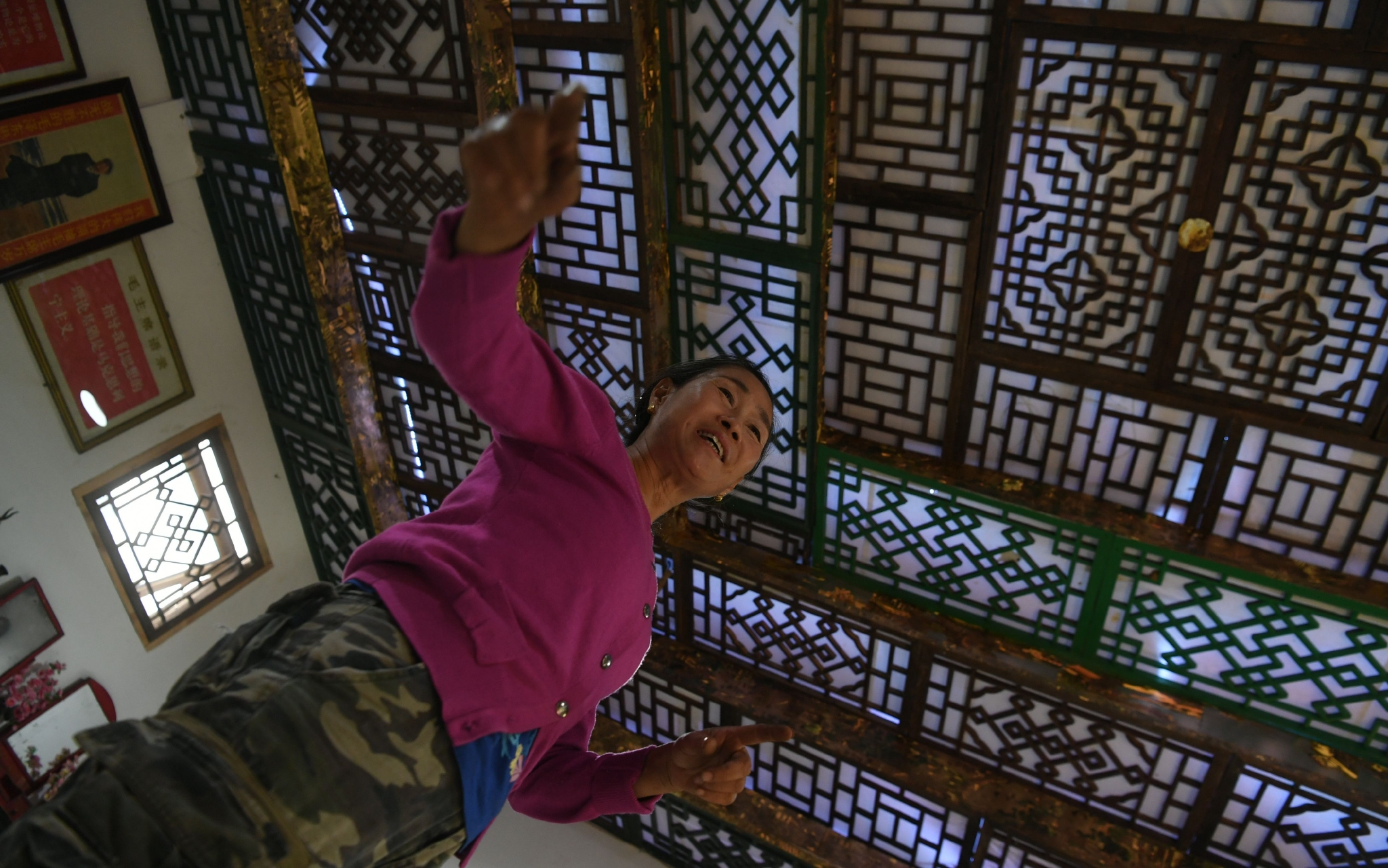 天花板是许多木格窗组成的，创意和制作都是由弟弟祁福兴一手包办。新京报记者?王颖?摄