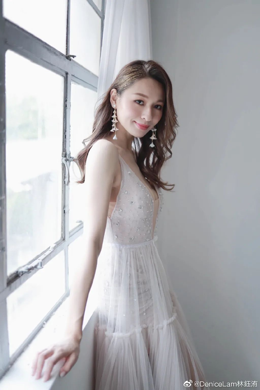 港姐夺冠还被嘲浪费基因？原来她爸爸是“香港第一美男”！休闲区蓝鸢梦想 - Www.slyday.coM