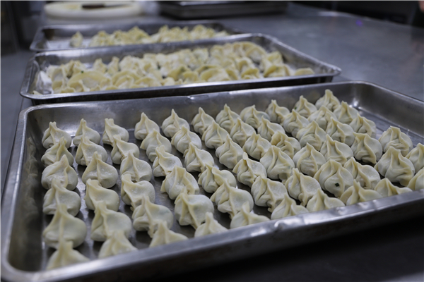 包饺子送祝福 武警官兵喜迎国庆休闲区蓝鸢梦想 - Www.slyday.coM