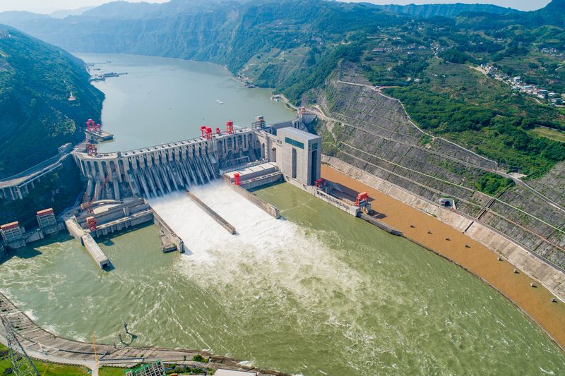 图为向家坝水电站向下游放水.谢雷 摄