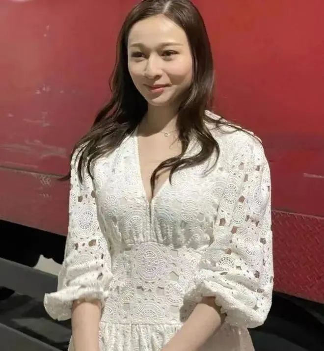 港姐夺冠还被嘲浪费基因？原来她爸爸是“香港第一美男”！休闲区蓝鸢梦想 - Www.slyday.coM