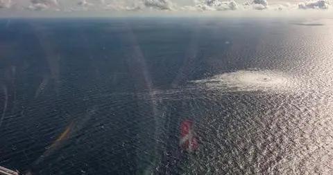 F16战机视角看北溪管道泄漏现场：天然气不停喷涌 大片海域泛白