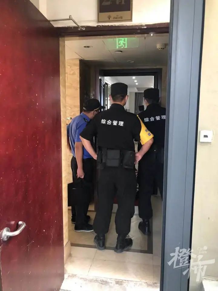 24楼突然掉下哈士奇！老人孩子被砸伤，“倒在地上起不来”休闲区蓝鸢梦想 - Www.slyday.coM