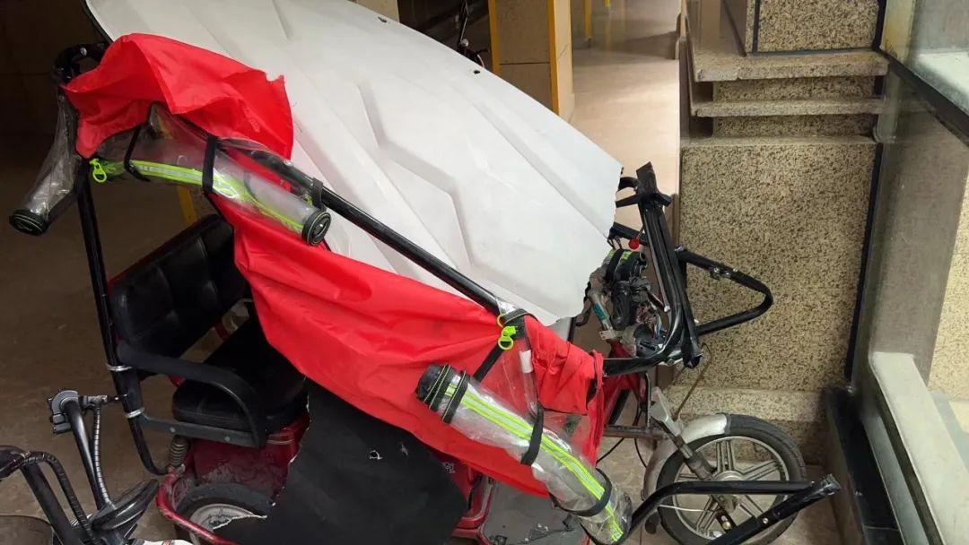 24楼突然掉下哈士奇！老人孩子被砸伤，“倒在地上起不来”休闲区蓝鸢梦想 - Www.slyday.coM