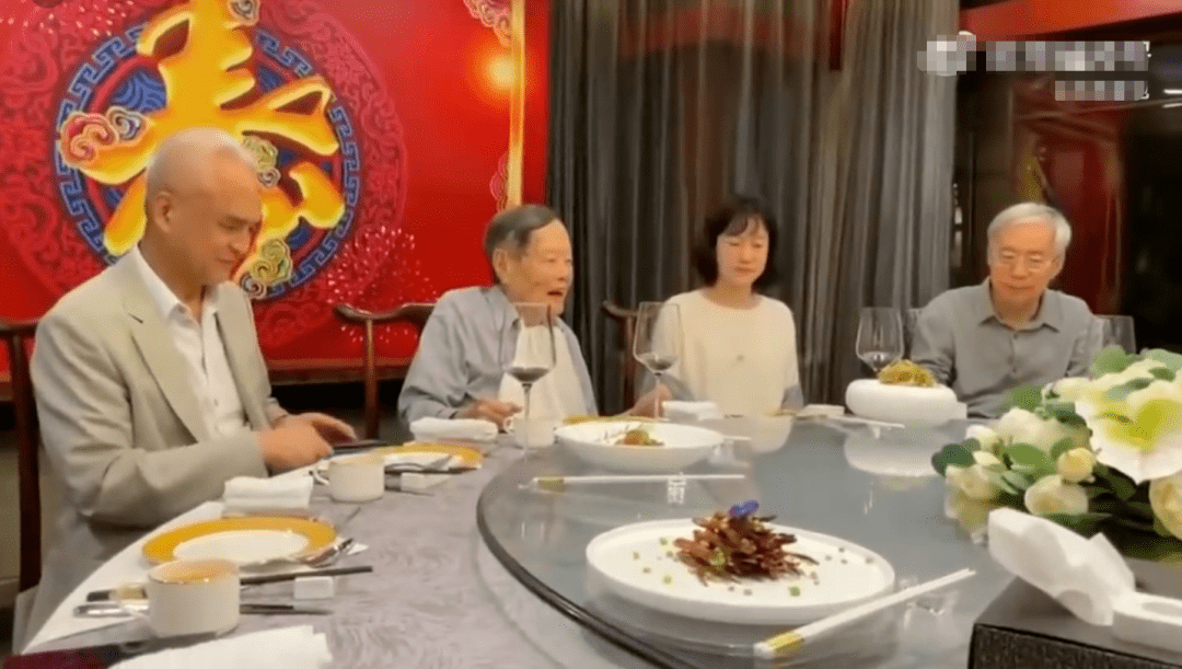 杨振宁百岁寿宴,和小54岁翁帆十指相扣,结婚18年3次病重_生活_和翁_全程|翁帆|杨振宁_新浪新闻