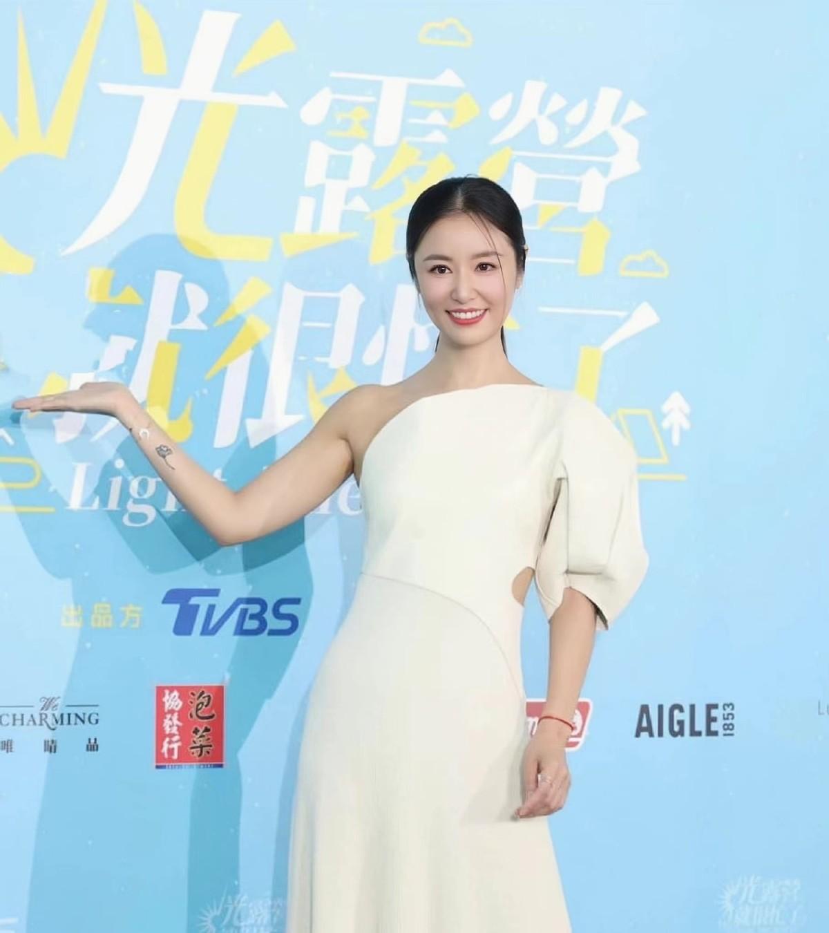 林心如新造型也太美了吧!穿白色连衣裙亮相发布会,装扮封神休闲区蓝鸢梦想 - Www.slyday.coM 林心如新造型也太美了吧!穿白色连衣裙亮相发布会,装扮封神休闲区蓝鸢梦想 - Www.slyday.coM