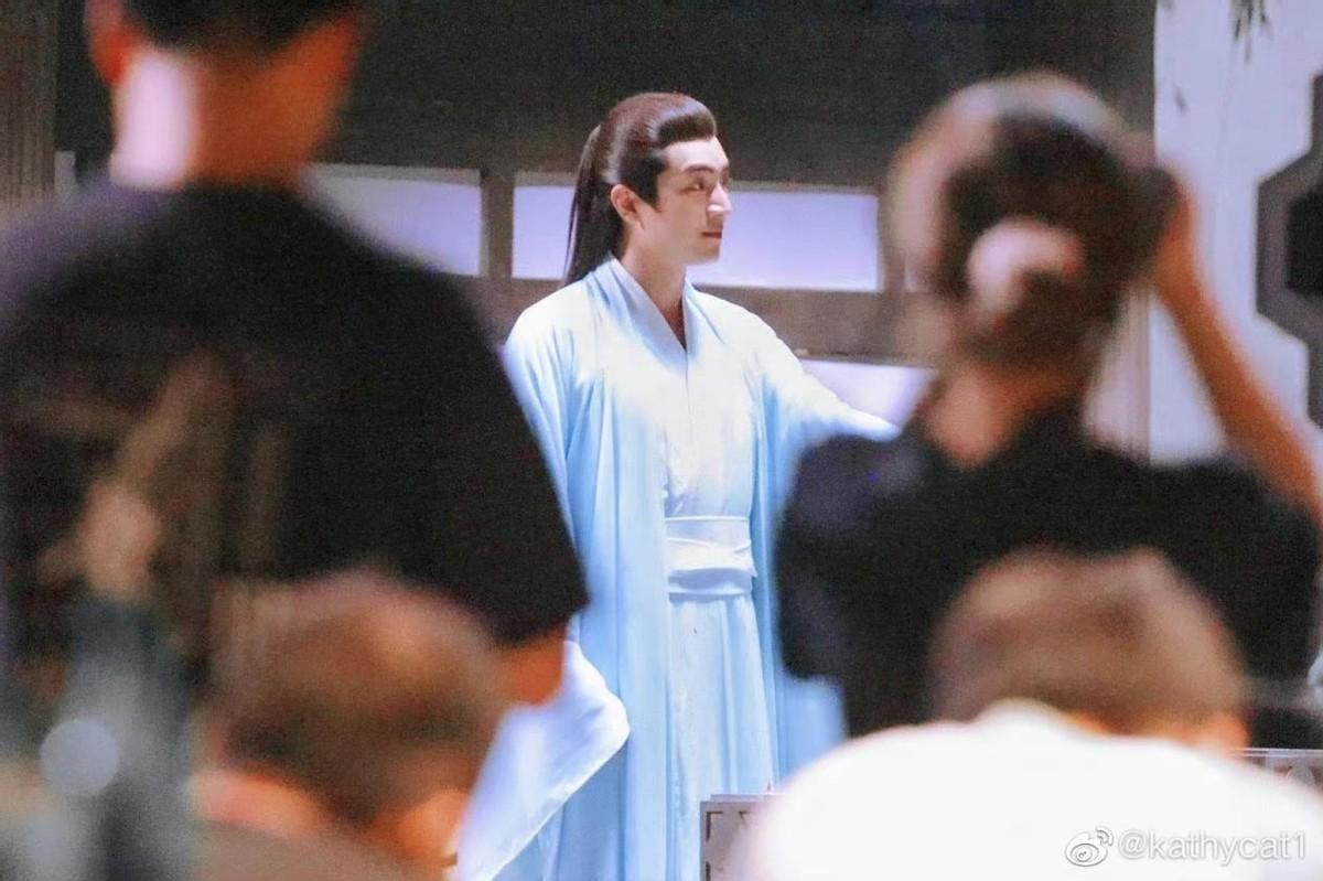 林更新与凤行路透,继官方释出剧照后,神君一袭浅蓝色长衫超养眼休闲区蓝鸢梦想 - Www.slyday.coM 林更新与凤行路透,继官方释出剧照后,神君一袭浅蓝色长衫超养眼休闲区蓝鸢梦想 - Www.slyday.coM