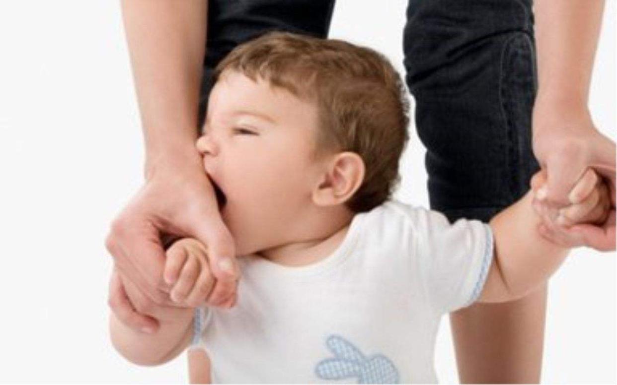 宝宝咬人、打人时，家长的态度影响娃的未来，明智的父母会这样做休闲区蓝鸢梦想 - Www.slyday.coM