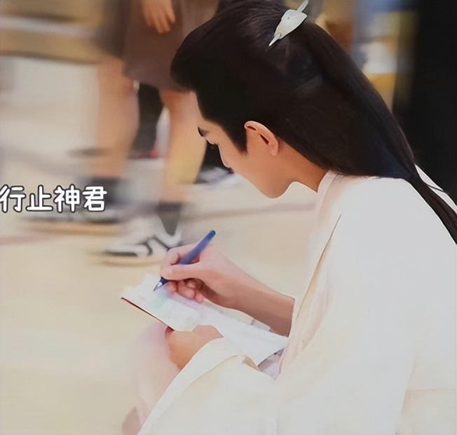 林更新与凤行路透,继官方释出剧照后,神君一袭浅蓝色长衫超养眼休闲区蓝鸢梦想 - Www.slyday.coM 林更新与凤行路透,继官方释出剧照后,神君一袭浅蓝色长衫超养眼休闲区蓝鸢梦想 - Www.slyday.coM