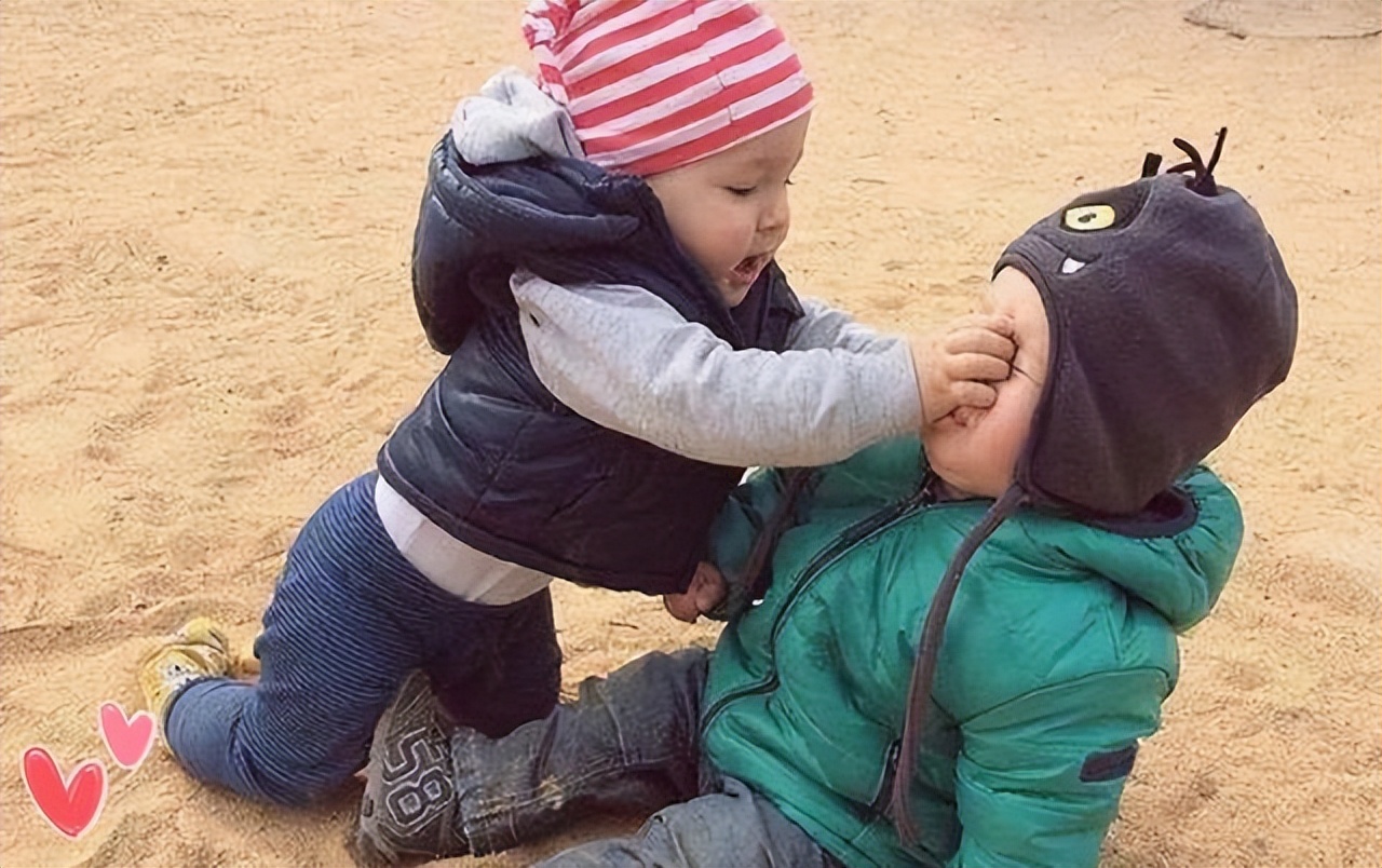 宝宝咬人、打人时，家长的态度影响娃的未来，明智的父母会这样做休闲区蓝鸢梦想 - Www.slyday.coM