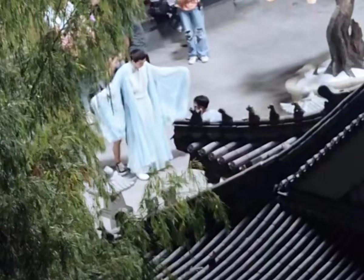 林更新与凤行路透,继官方释出剧照后,神君一袭浅蓝色长衫超养眼休闲区蓝鸢梦想 - Www.slyday.coM 林更新与凤行路透,继官方释出剧照后,神君一袭浅蓝色长衫超养眼休闲区蓝鸢梦想 - Www.slyday.coM