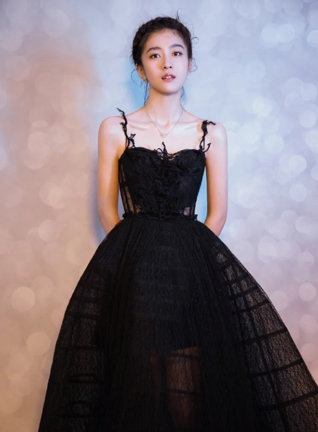 童星出道的张雪迎，穿衣风格也太好看了吧休闲区蓝鸢梦想 - Www.slyday.coM